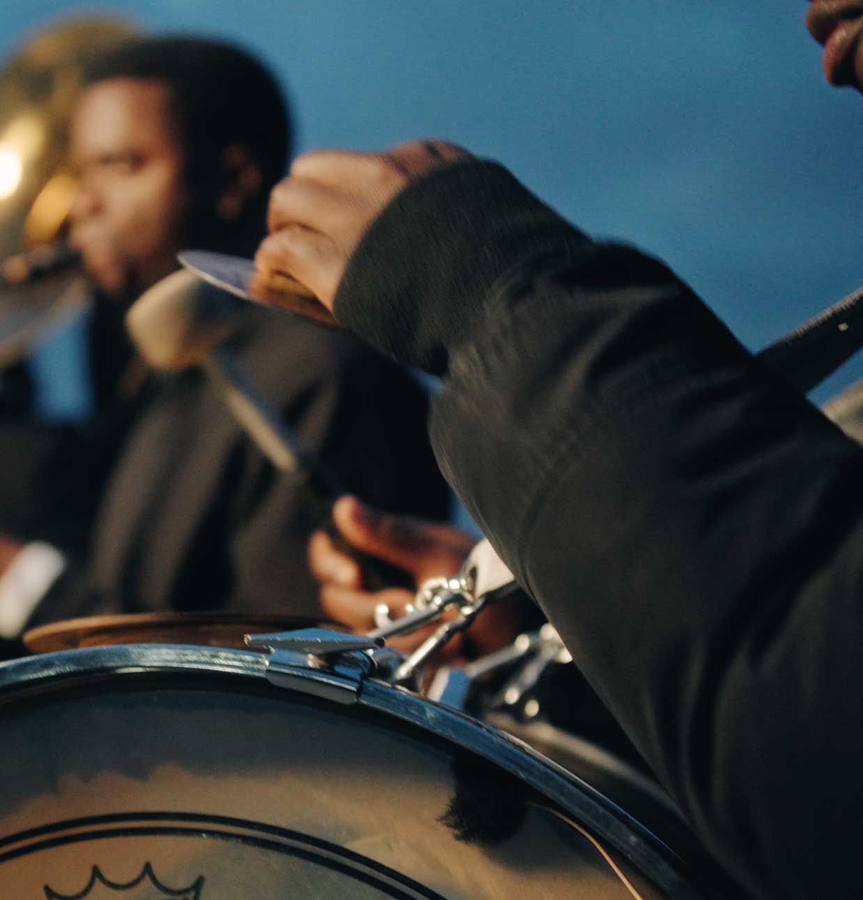 Zanger van een Surinaamse bruiloftsband brengt passie en sfeer tijdens een romantische openingsdans.