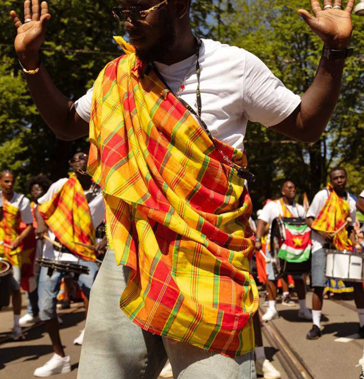 Energieke Surinaamse brassband treedt op tijdens een feestelijk evenement